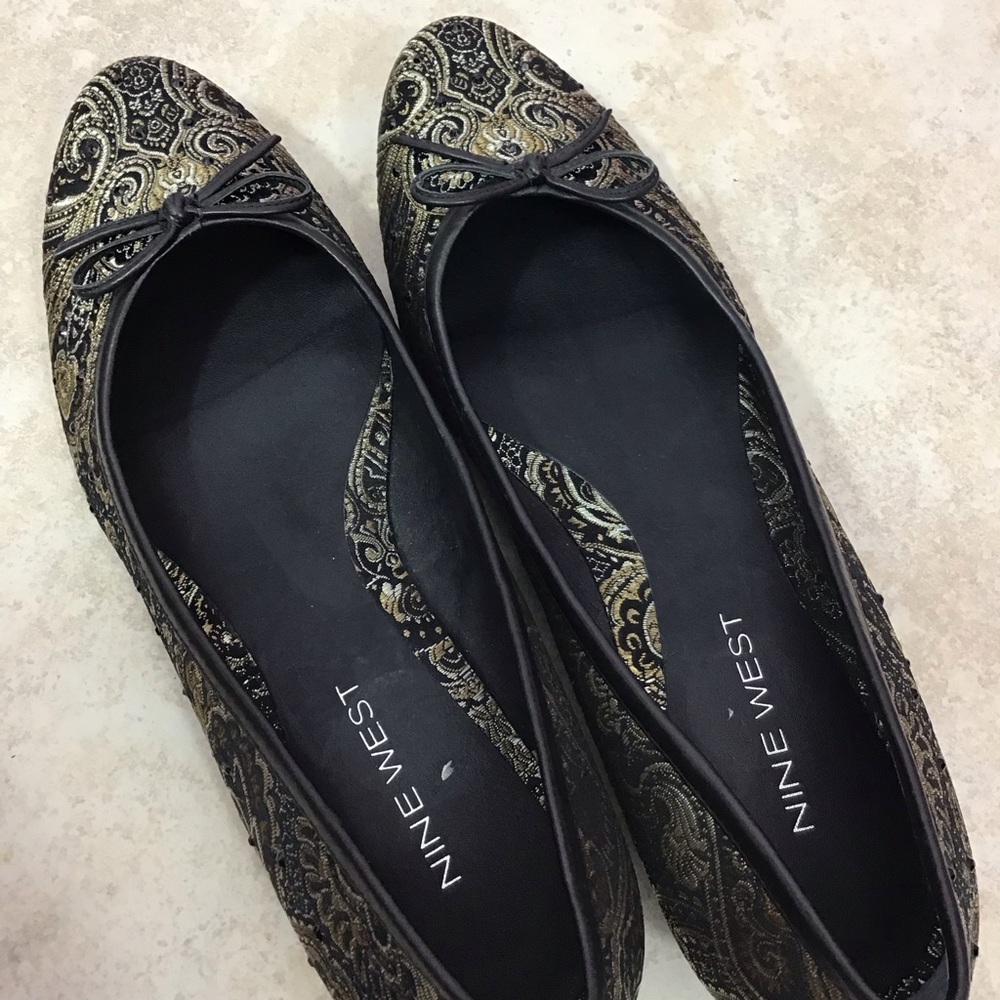 Nine West tapestry kitten heels black glitters. Size 6 . NWOT .